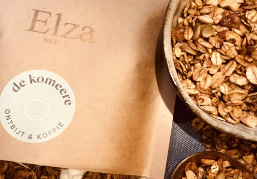 granola met granen, noten, spelt- en havervlokken gezoet met ahornsiroop