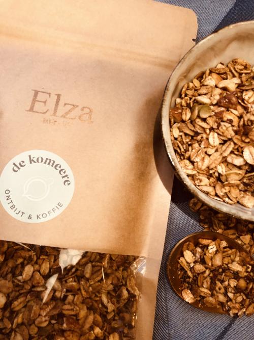 granola met granen, noten, spelt- en havervlokken gezoet met ahornsiroop