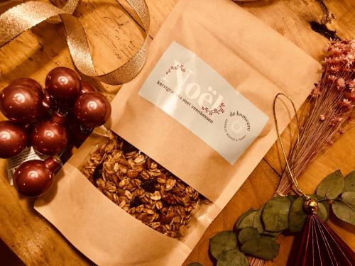 Granola met haver, veenbessen, pecanoten en een vleugje appelsien